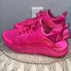 Women’s athletic shoe (bright pink)